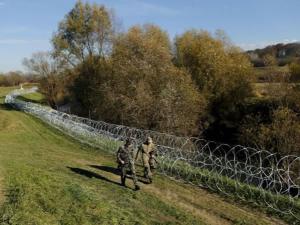  Mobile Security Barrier 